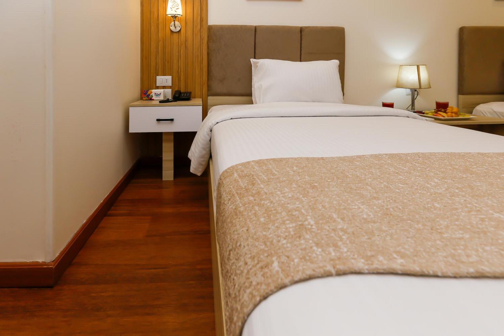 Pyramid Edge Hotel Kafret el-Gabal Eksteriør billede