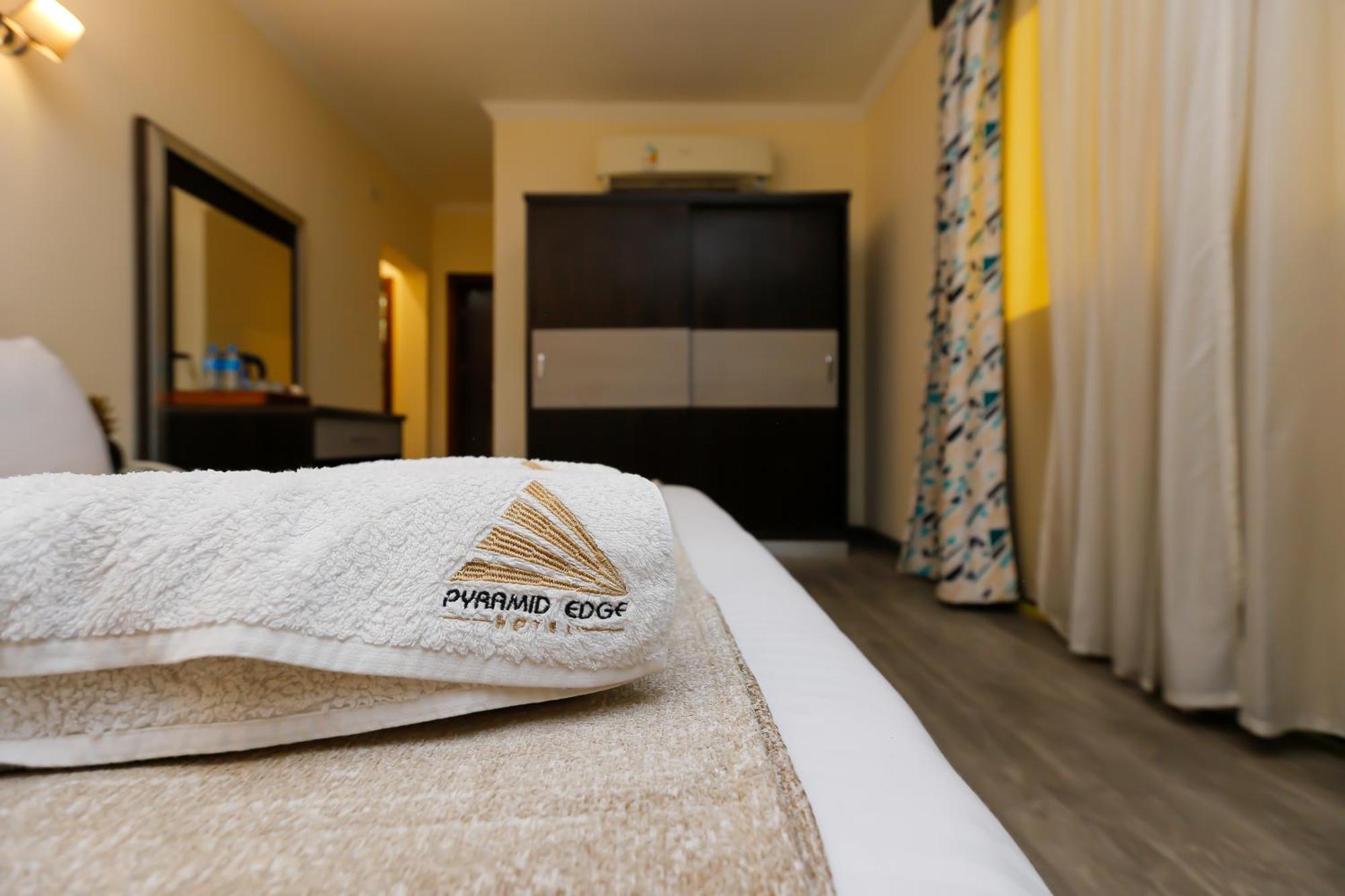 Pyramid Edge Hotel Kafret el-Gabal Eksteriør billede